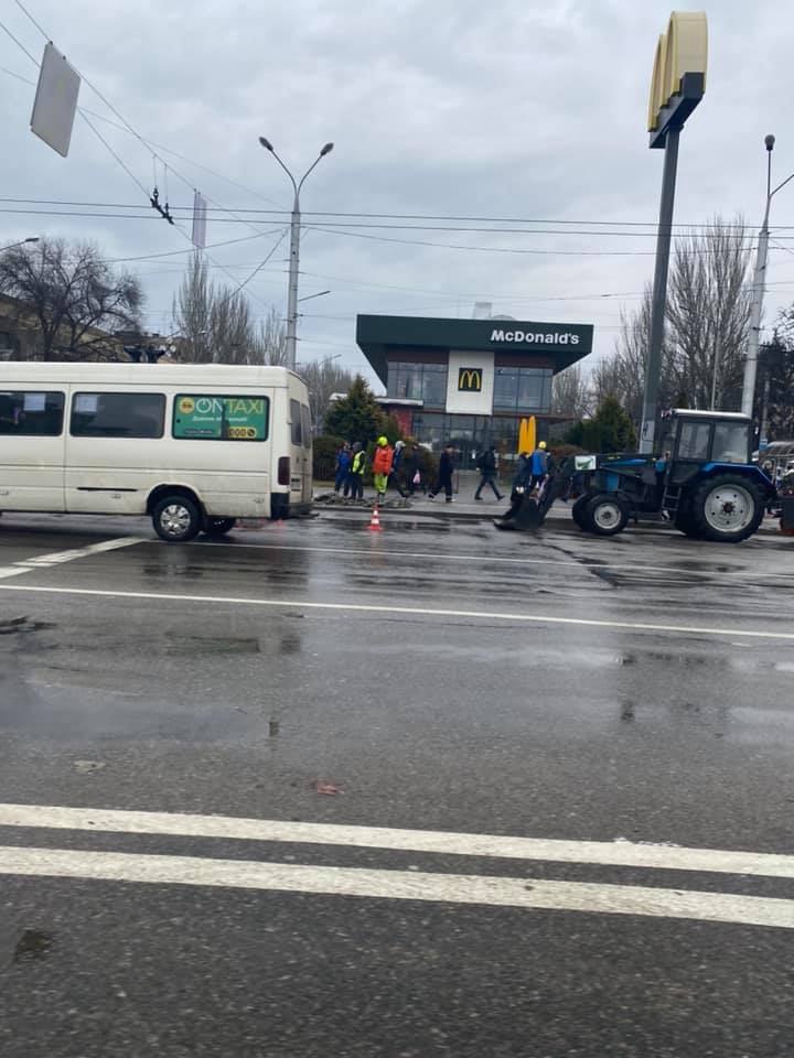 Коммунальщики "устраняют" провалившийся под землю асфальт. Фото: fb Виталий Змиенко