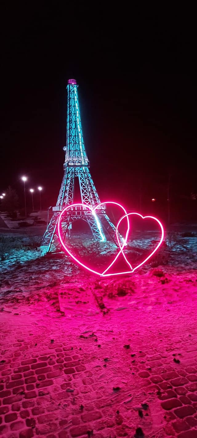 Так арт-объекты подсвечиваются вечером. Фото: fb Владимир Сосуновский