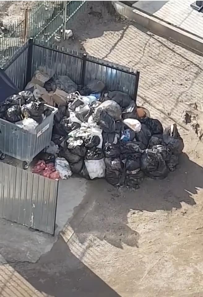 Вот такой вид открывается людям из квартир. Фото: fb Инспекция по благоустройству