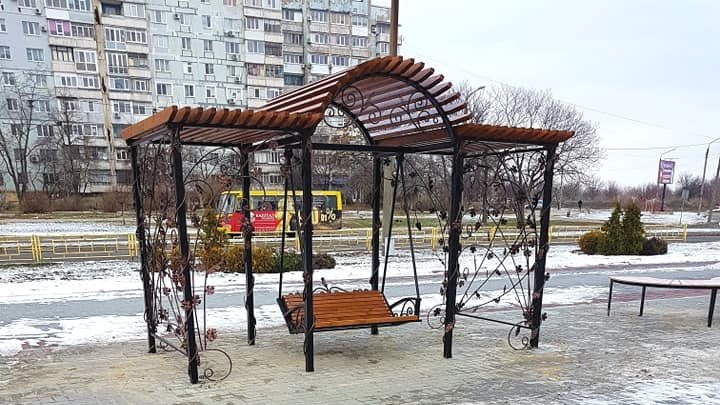 Вот как выглядела установленная в декабре кованная беседка с лавочкой-качелей. Фото: fb Светлана Полюшко