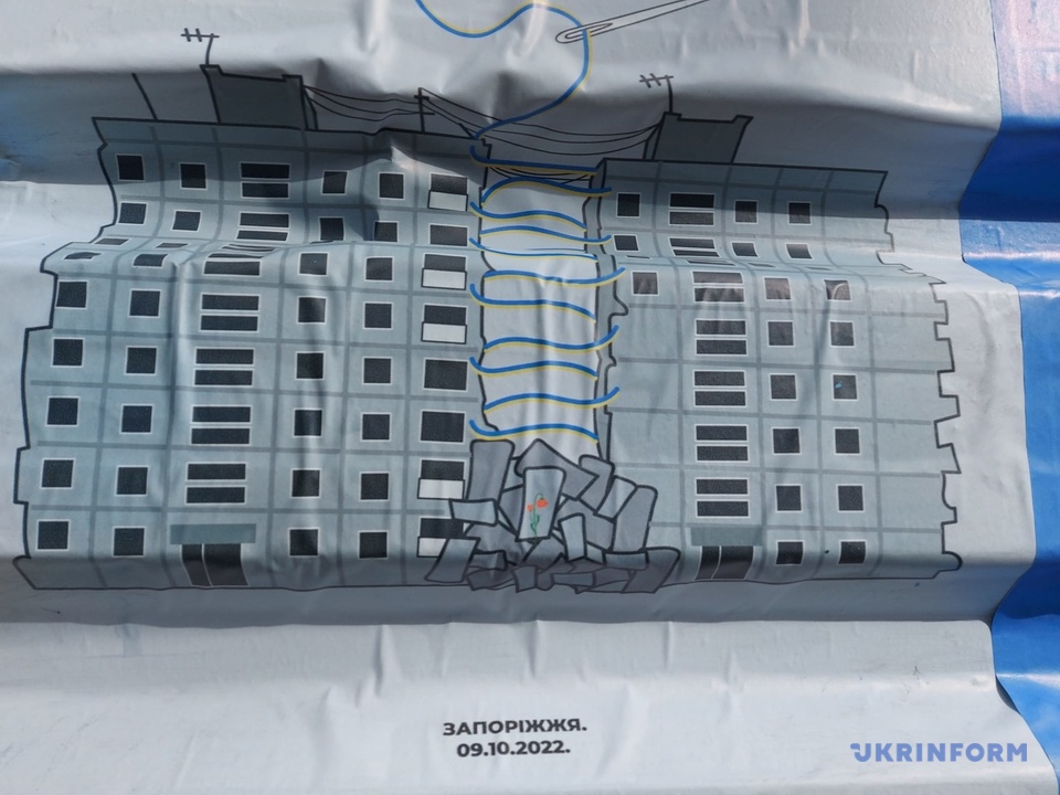 В Запорожье появилась уличная выставка патриотических плакатов.