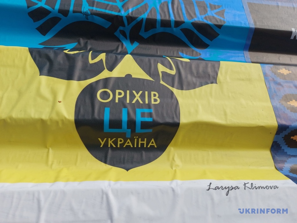 В Запорожье появилась уличная выставка патриотических плакатов.