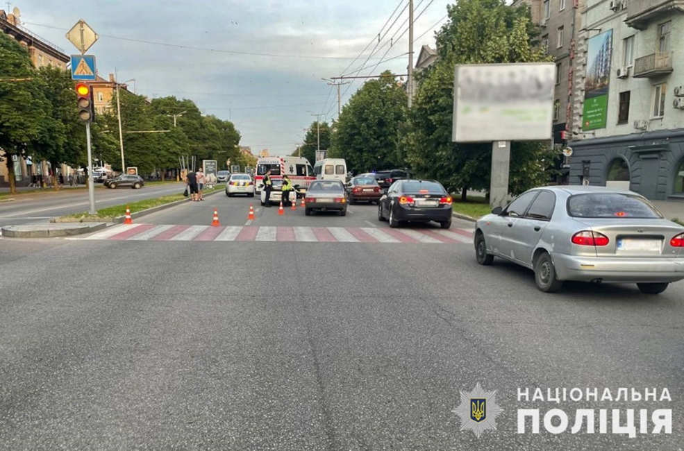 В центре Запорожья автомобиль сбил пешехода: полиция ищет очевидцев ДТП. || Фото: zp.npu.gov.ua