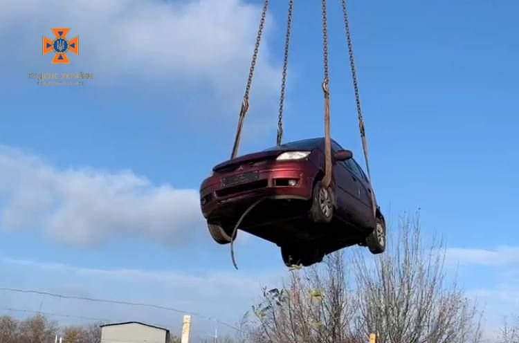 У одного из запорожских мостов авто съехало в кювет.