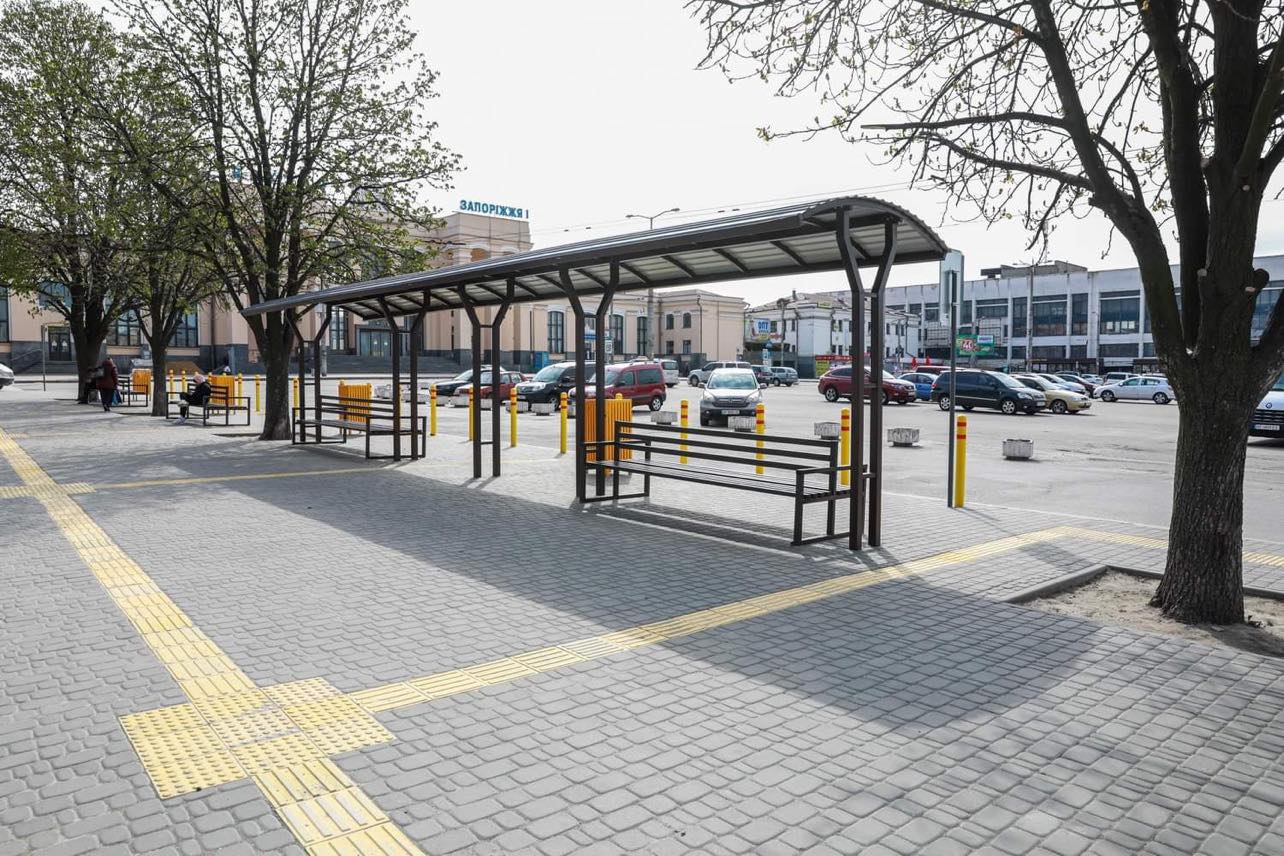 Територія біля "одного з найкращих" вокзалів країни.