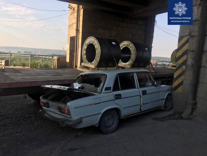 Грузовик прижал "шестерку": при въезде на мост Преображенского произошло ДТП. Фото: Патрульная полиция Запорожья