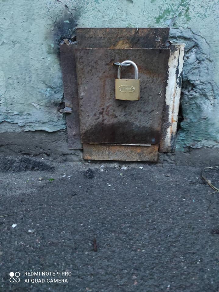 Многие окна попросту закрыли листами железа и повесили замки. Фото: fb Елена Пылова