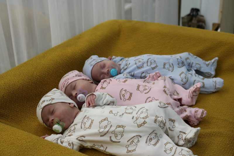 Малышей спустя полтора месяца выписали из больницы домой. Фото: "Индустриалка"