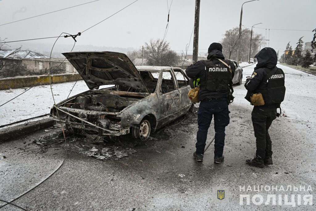 У поліції показали наслідки ракетної атаки Запоріжжя 8 січня.
