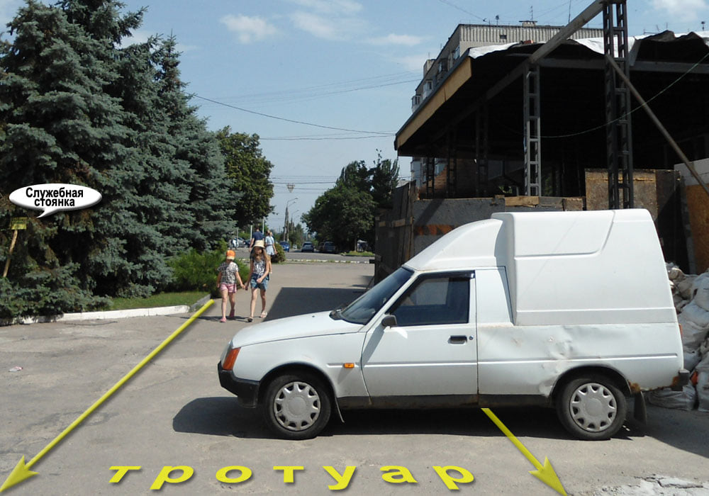 Машина владельцев магазина загораживает проход пешеходов. Фото: fb Артем Бородин