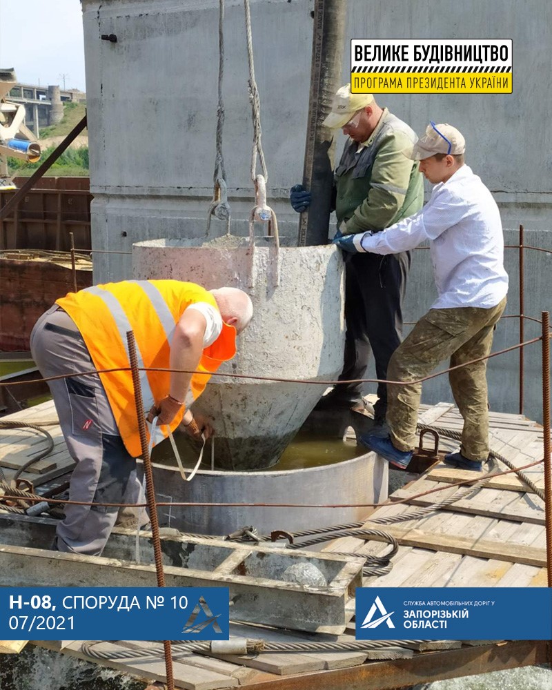 Мостостроители принялись бетонировать сваи под опоры низовой части вантового моста. Фото: САД