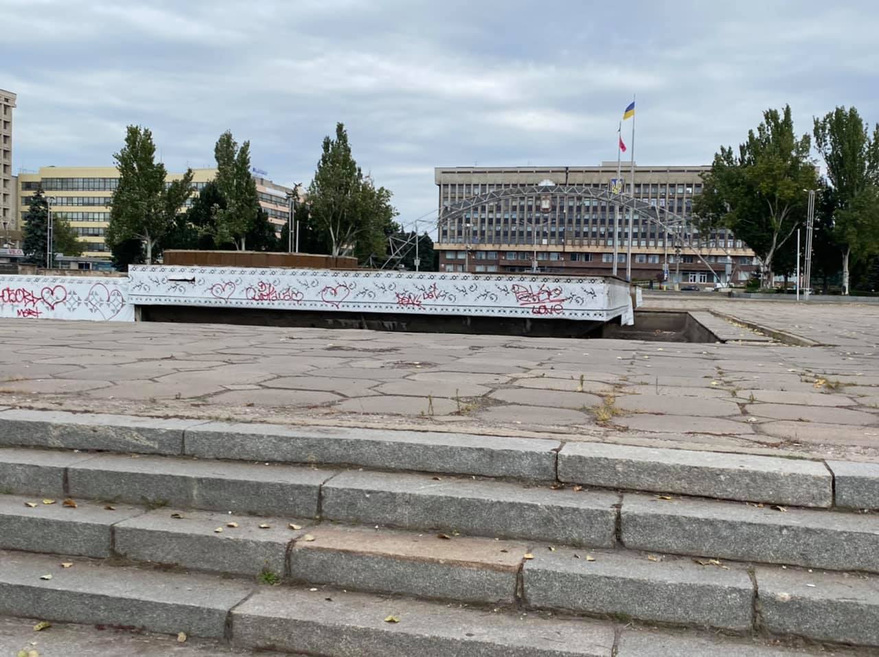 "Лицо города" прямо напротив окон Запорожской ОГА. Фото: fb Ольга Сумская