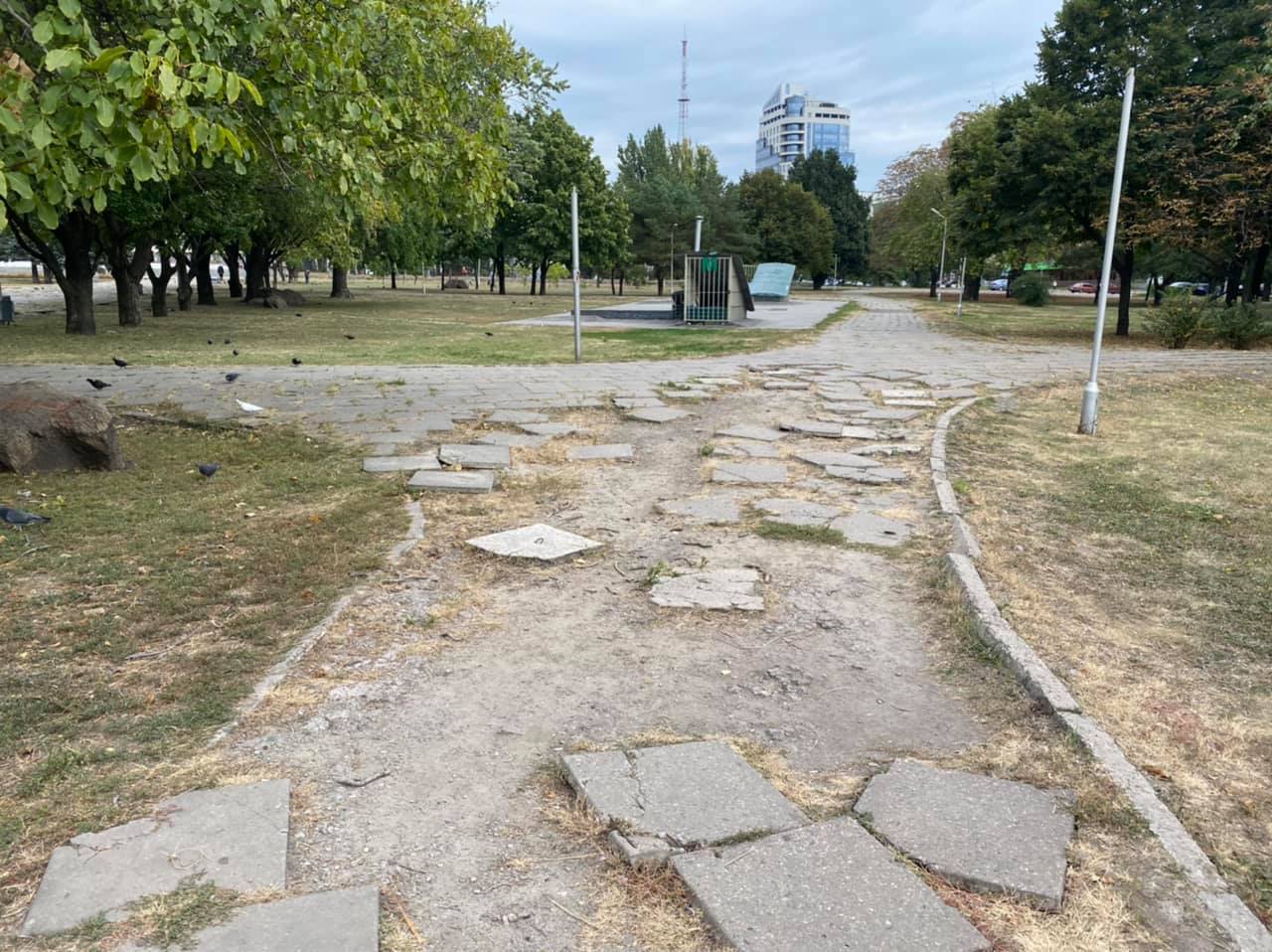 В сквере на Фестивальной разбиты плиты. Фото: fb Ольга Сумская