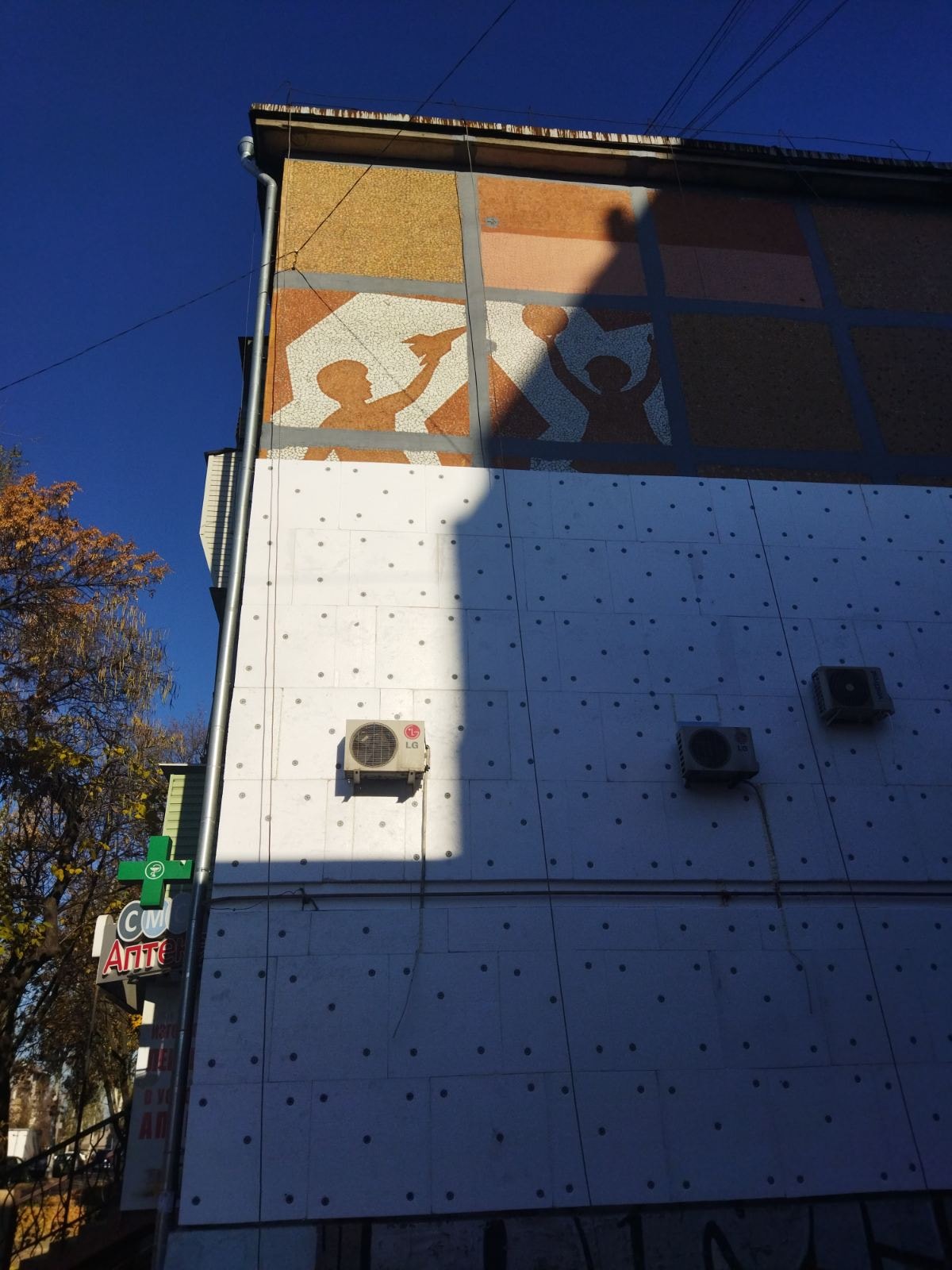 В районе "Лахти" утеплили дом, на котором была выложена многолетняя мозаика. Фото: fb Роман Акбаша