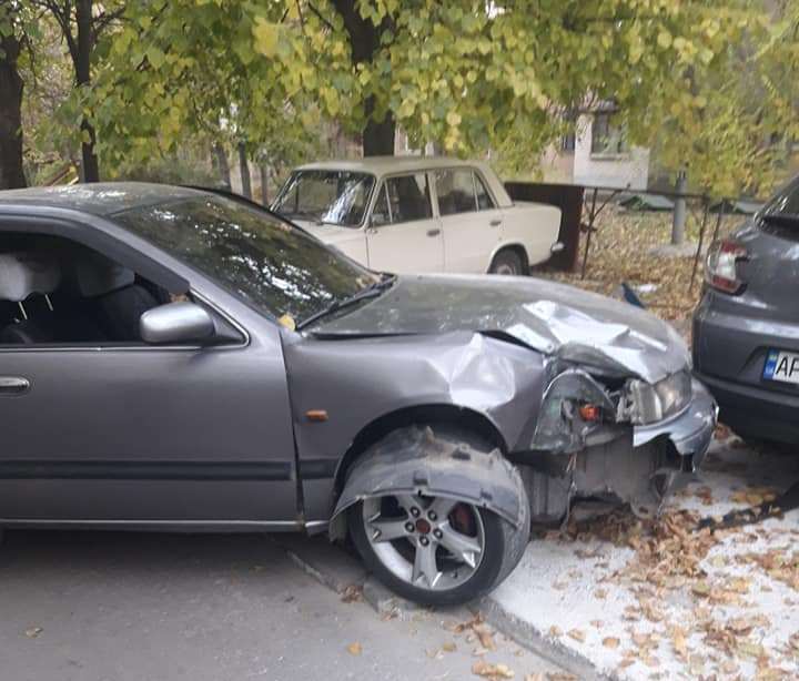 Подростки на "Ниссане" влетели в подъезд. Фото: fb Типичный Шевчик