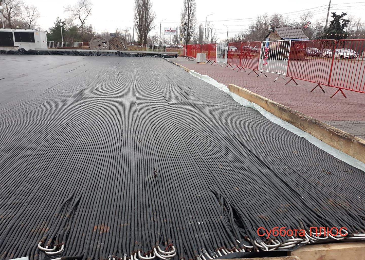 На "Радуге" около Набережной устанавливают каток.