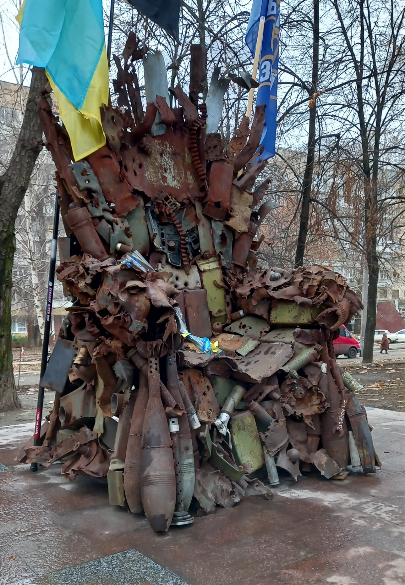 "Железный трон Востока" установили в сквере Пограничников.
