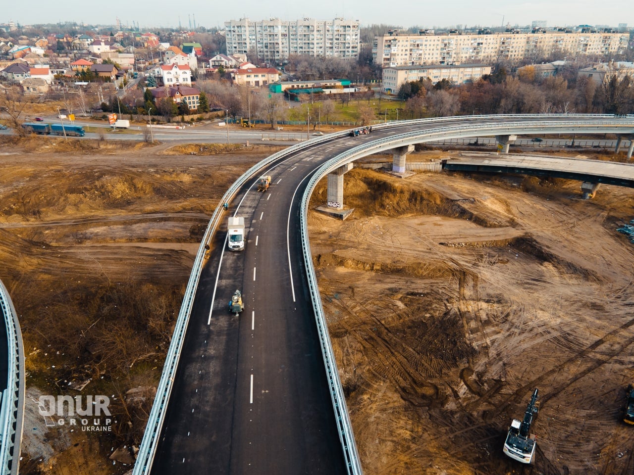 На вантовом мосту в Запорожье завершили строительство съездов и эстакад.