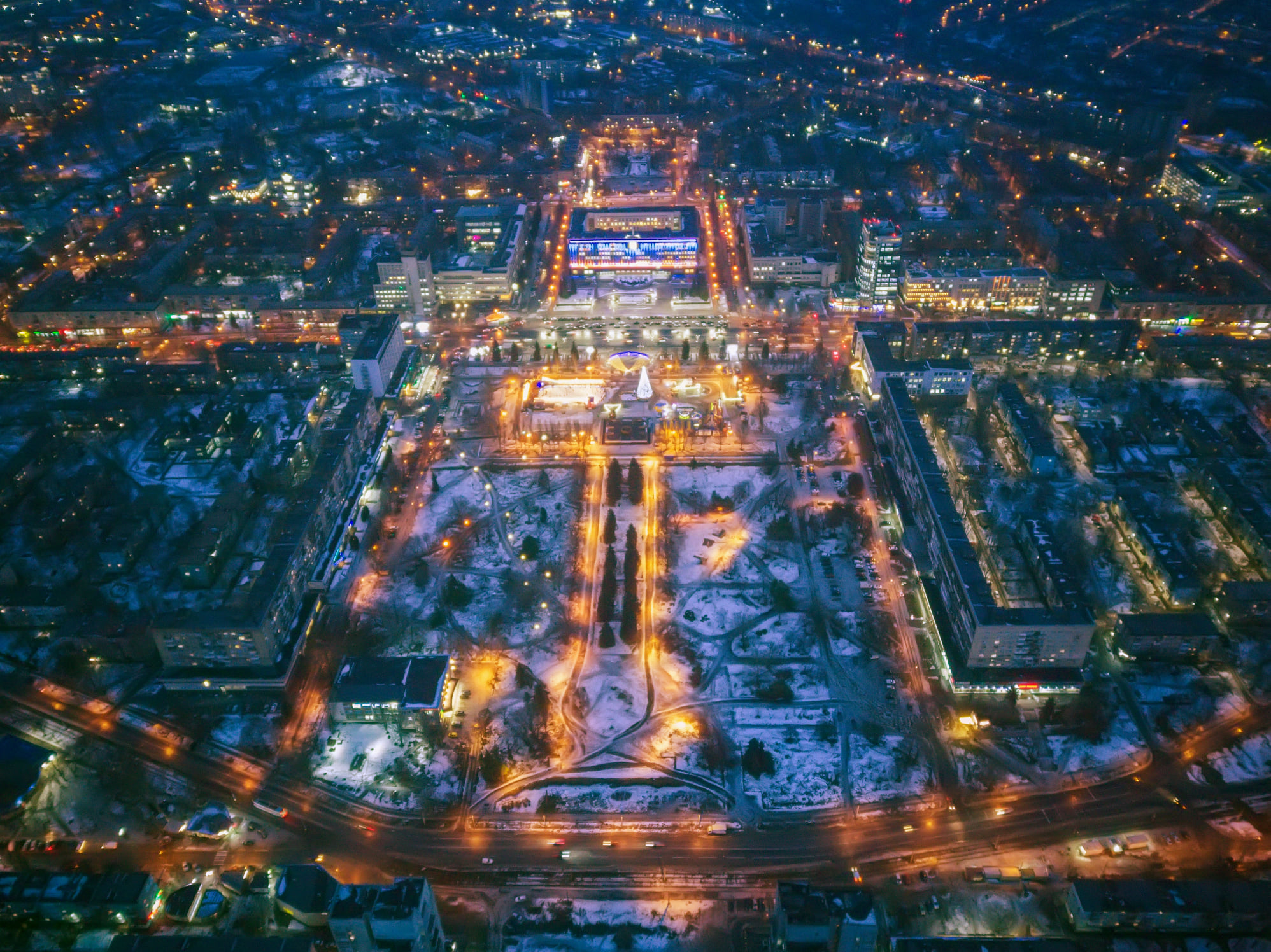 Так площадь выглядит в ночное время суток.