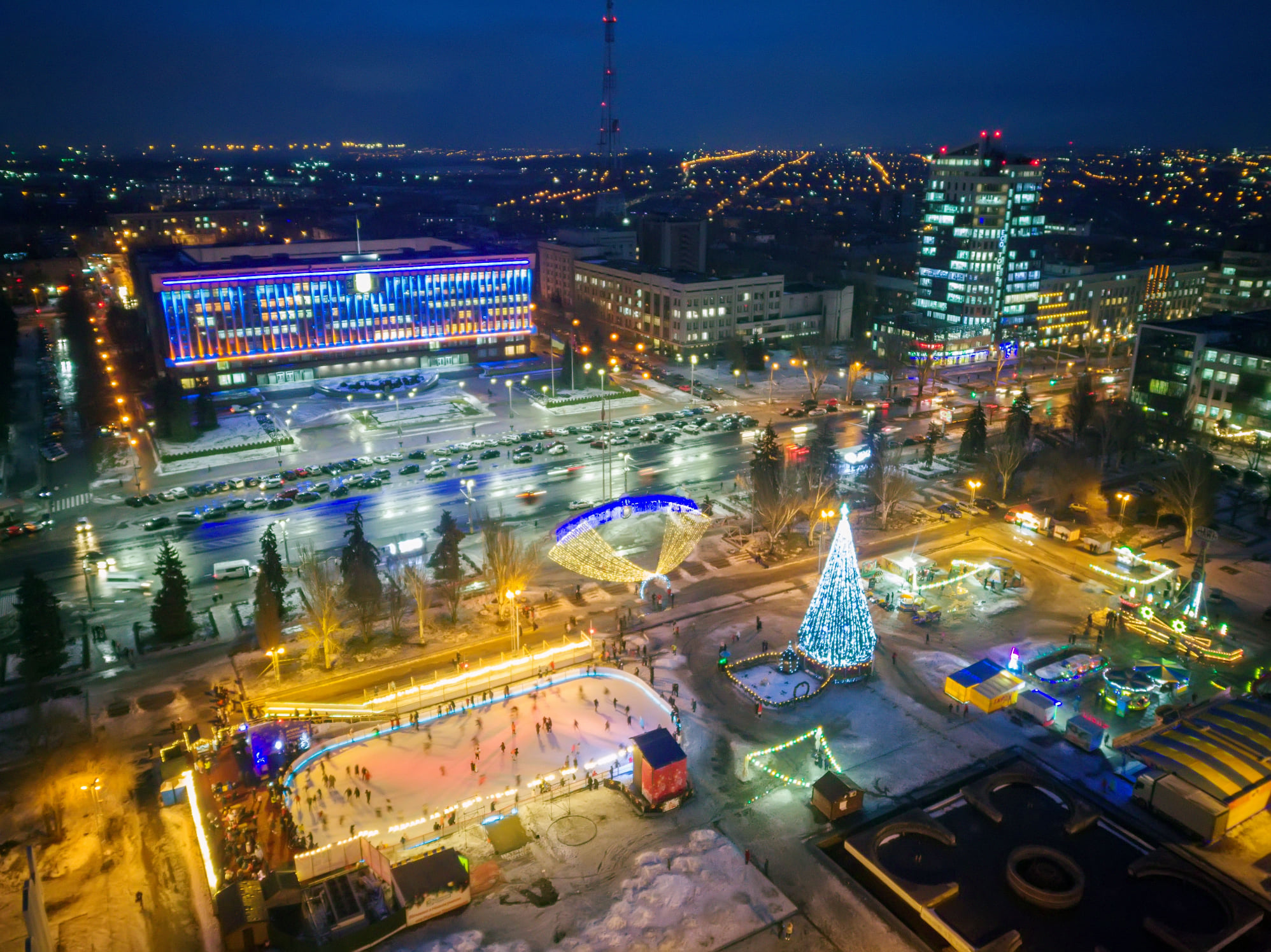 На Фестивальной работает каток и ледовая горка.