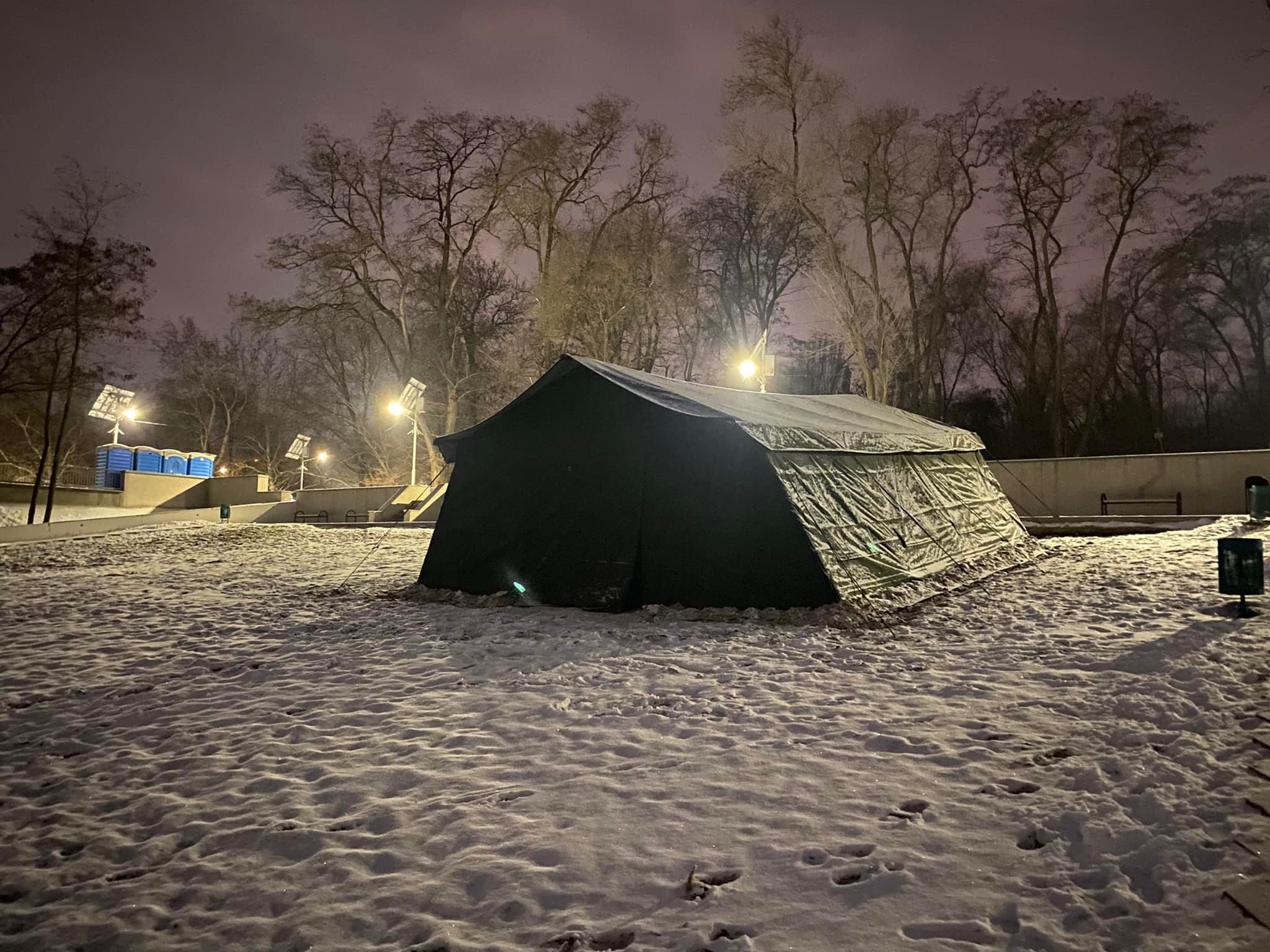 Для обогрева горожан были установлены специальные пункты, где можно было согреться и выпить горячий чай.