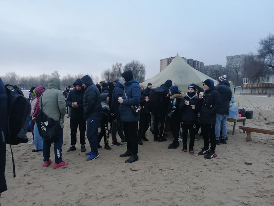 На пляжах собралось и немало тех, кто просто пришел поглазеть или поддержать близких.