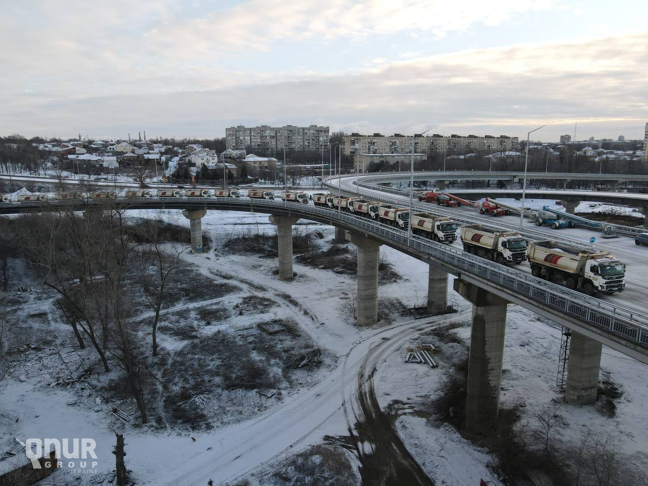 Фуры должны будут проехать с одного берега Днепра на другой по мосту.