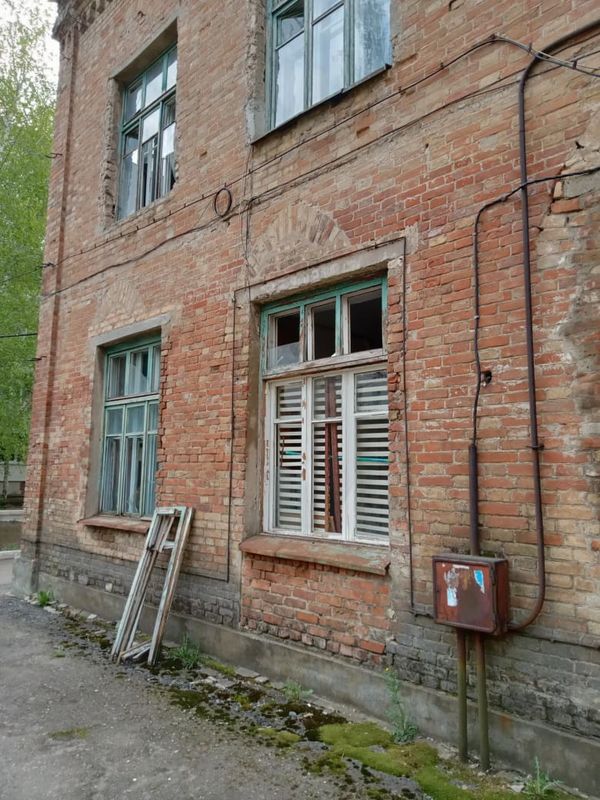 Ворожим обстрілом пошкоджено будівлю колишньої синагоги.