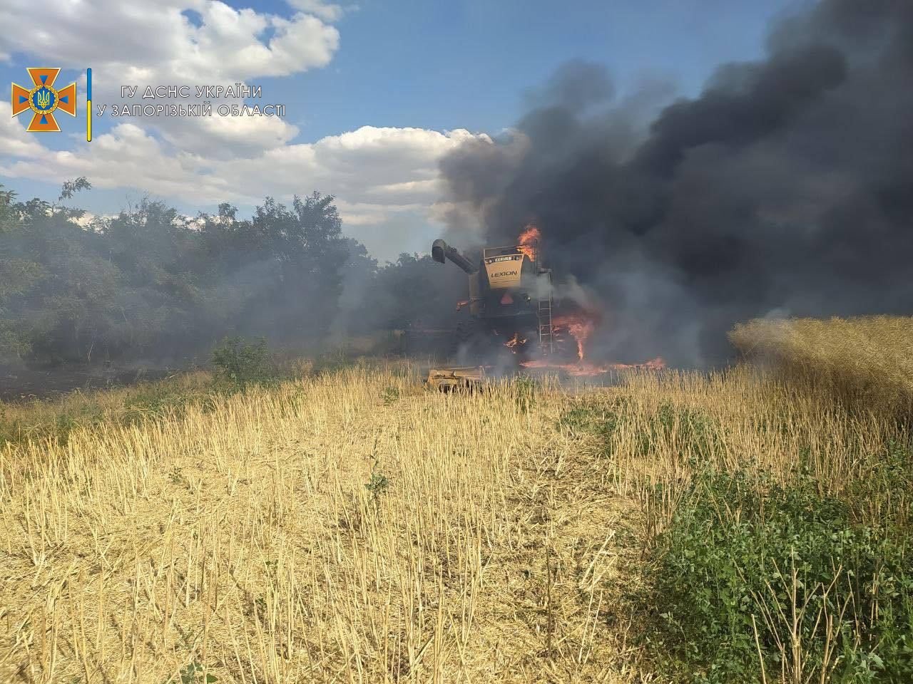 Водителя и помощника взорванного комбайна госпитализировали.