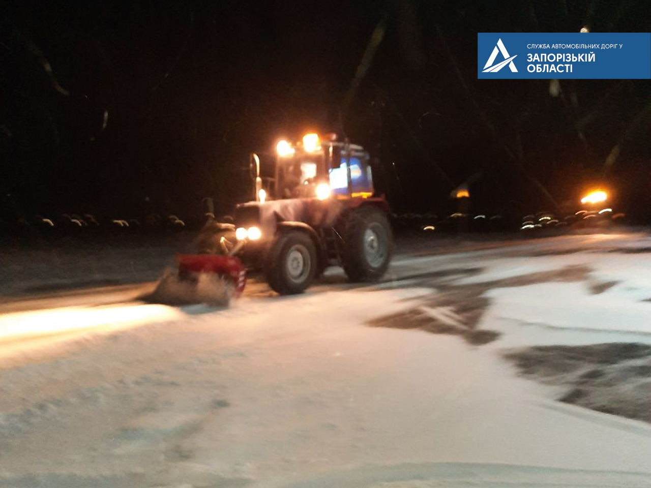 В Запорожье бульдозеры расчищали дороги. Фото: Укравтодор
