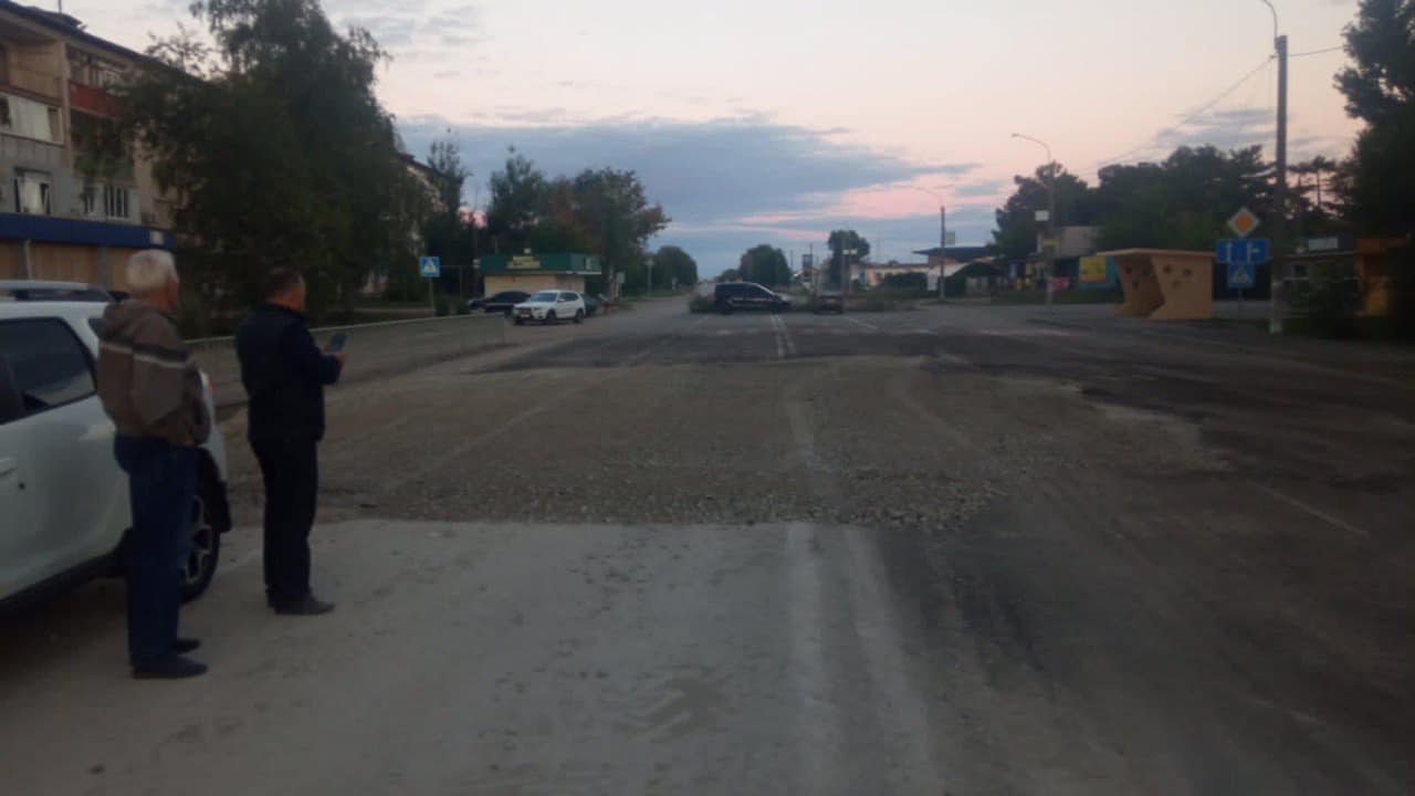 Ввечері 6 вересня комунальники відновили зруйновану РФ дорогу. || Фото: zoda.gov.ua