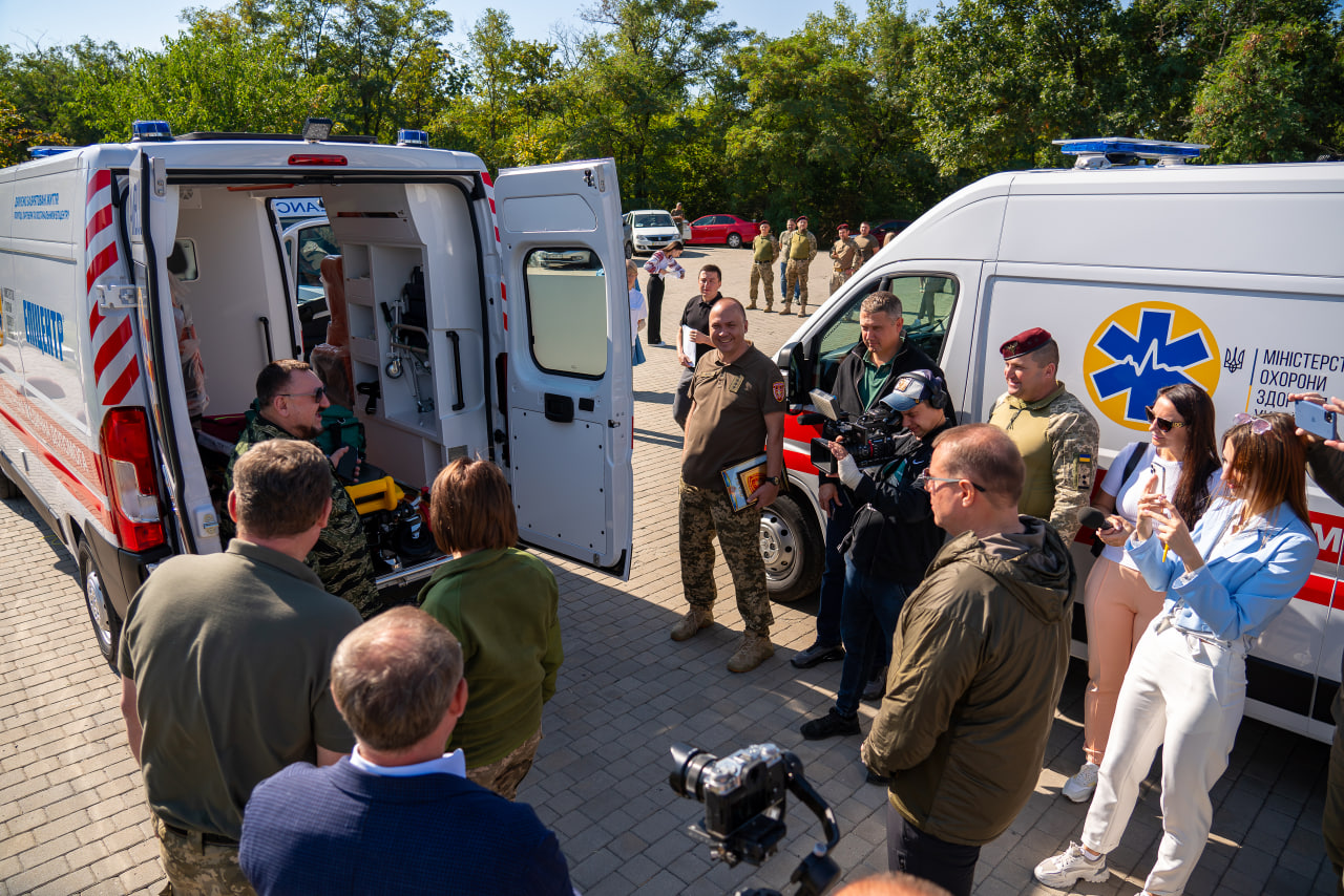 Рятуємо життя: Епіцентр планує до кінця року передати медикам 100 реанімобілів фото 1