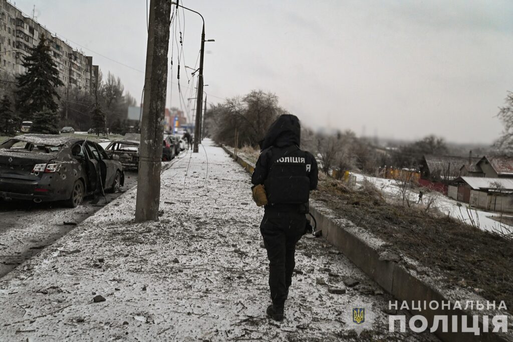 У поліції показали наслідки ракетної атаки Запоріжжя 8 січня.