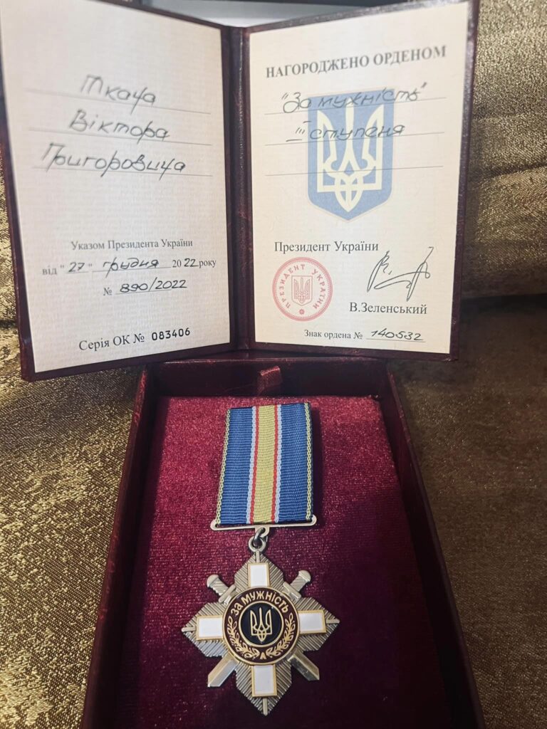 Президент Зеленский вручил награду военному капеллану из Запорожья. || Фото: facebook.com/Viktor Tkach