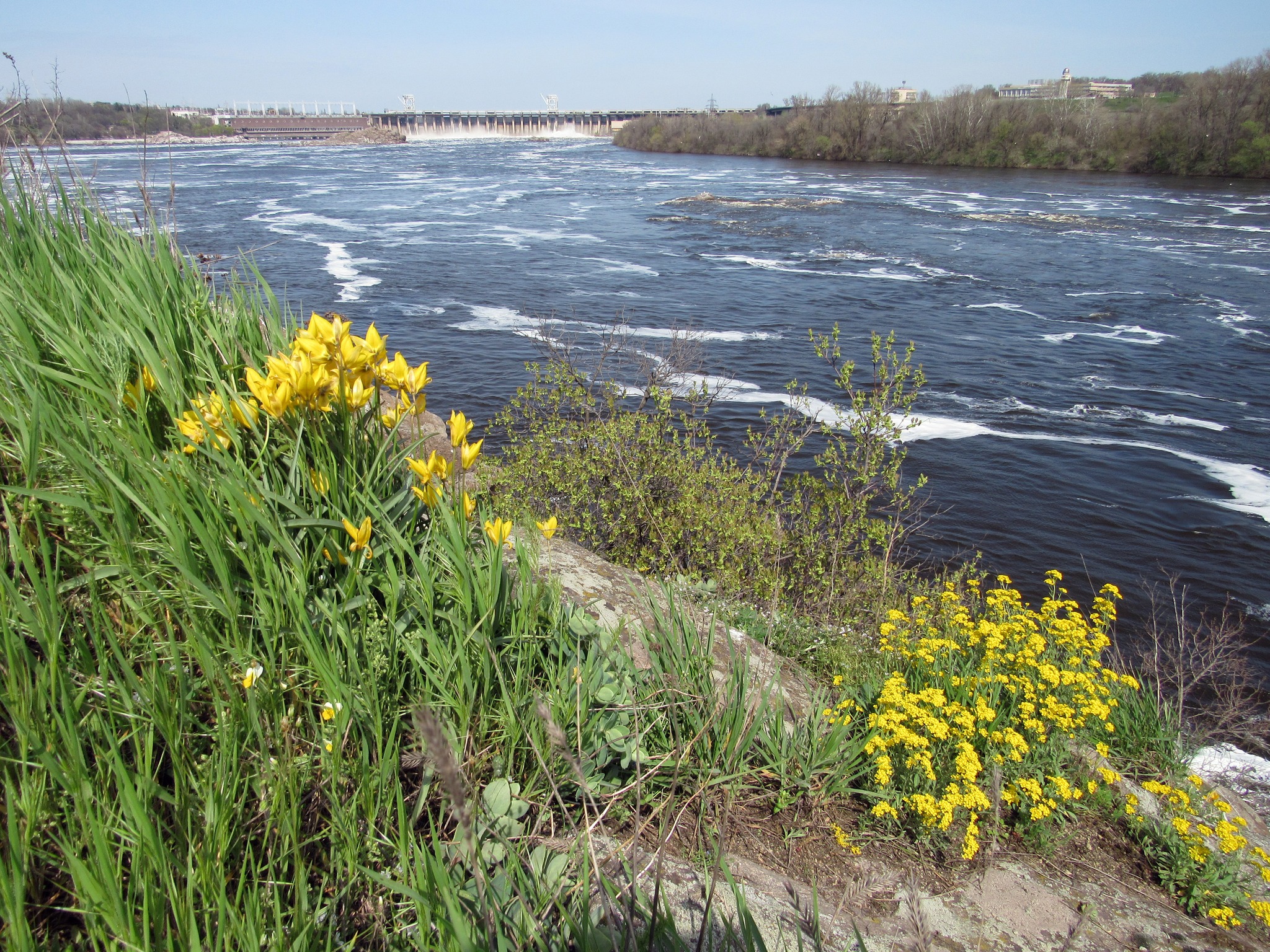 На ДніпроГЕС проводять скид води через весняне водопілля (відео).