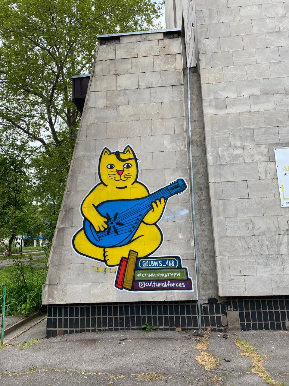 В Запорожье на фасады памятников архитектуры нанесли незаконные граффити.