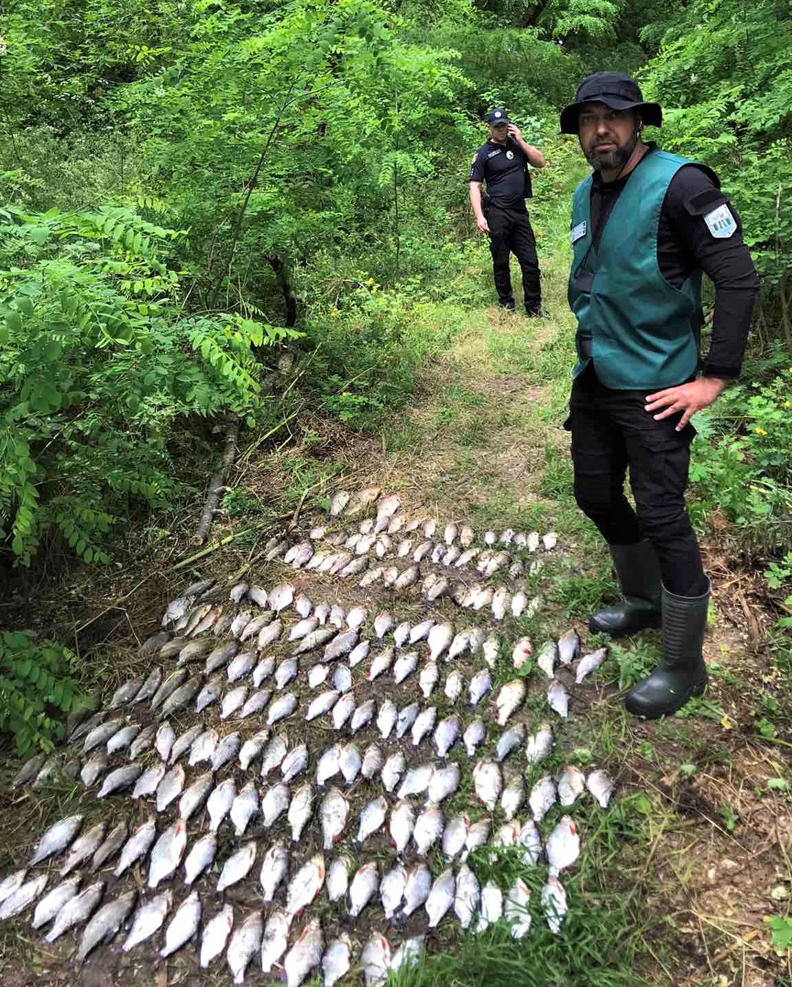 В Запоріжжі на Хортиці вилучили браконьєрські сіті з мертвою рибою.