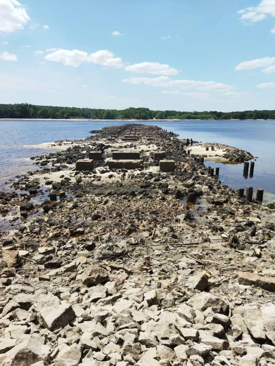 В Запорожье из-за обмеления Днепра можно увидеть остатки моста в 1944 году.