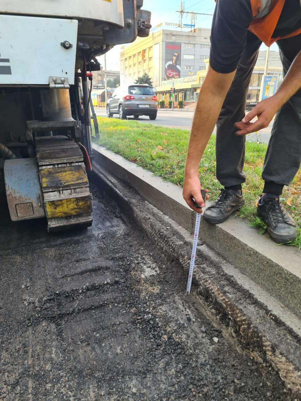 В центре Запорожья из проезжей части убрали 