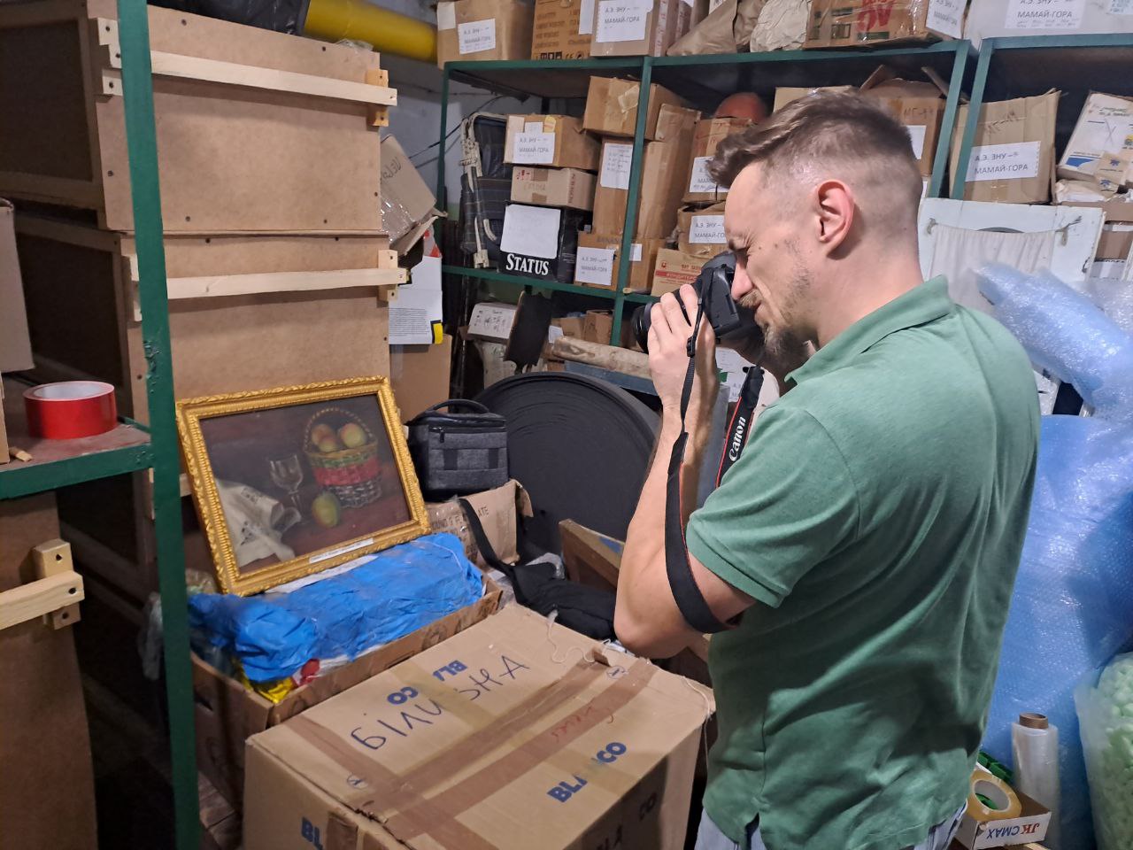 Из Гуляйполя в Запорожье эвакуировали коллекцию картин 50-х годов.