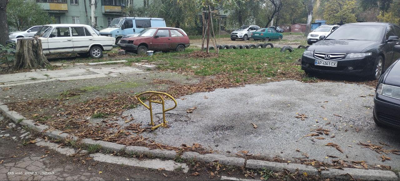В Запорожье жители дома обустроили незаконную парковку во дворе.