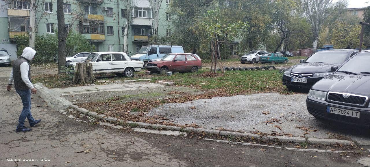 В Запорожье жители дома обустроили незаконную парковку во дворе. || Фото: facebook.com/blagoustr