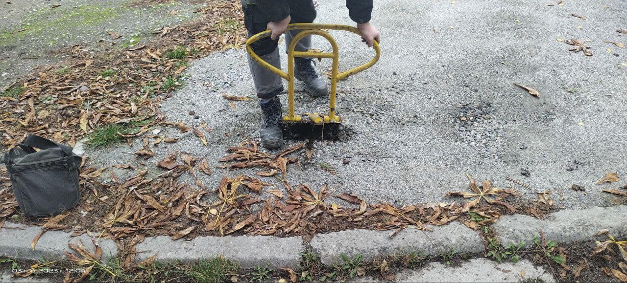 В Запорожье жители дома обустроили незаконную парковку во дворе.