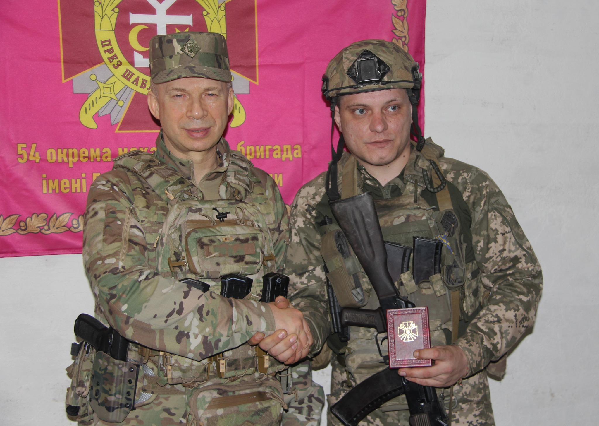 Военный из Запорожской области получил медаль от Главнокомандующего ВСУ Сырского.