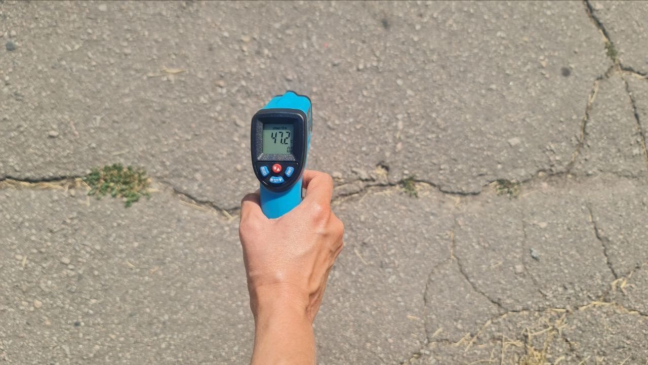 В Запорожье провели измеренную температуру асфальта и в тени деревьев.
