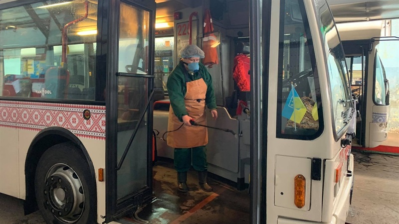 Моют вагоны и поручни: в Запорожье усилили дезинфекцию общественного транспорта  фото 1