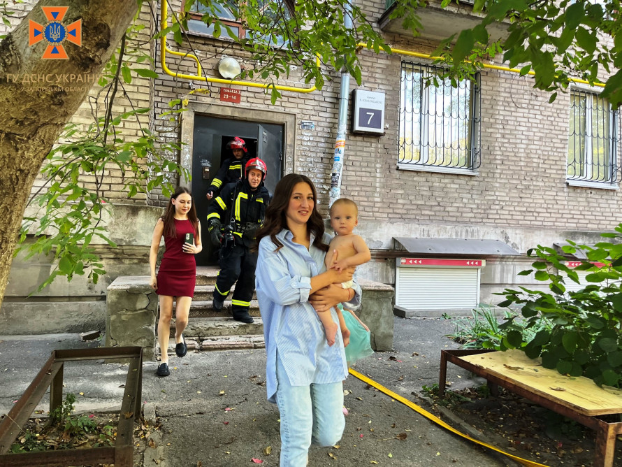 У Запоріжжі рятувальник зробив пропозицію коханій під час тривожного виклику.