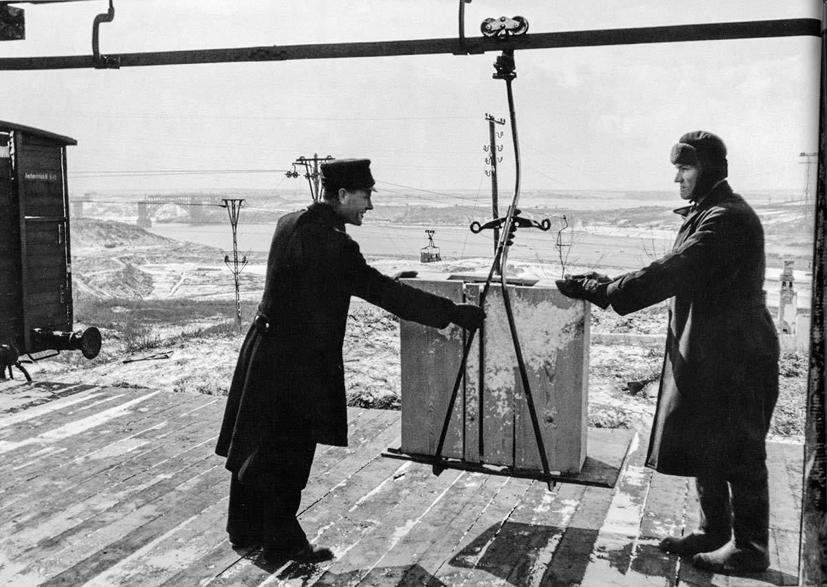 На заднем плане, слева, хорошо виден разрушенный мост Стрелецкого, а справа опора ЛЭП. Фото: Александр Архипов