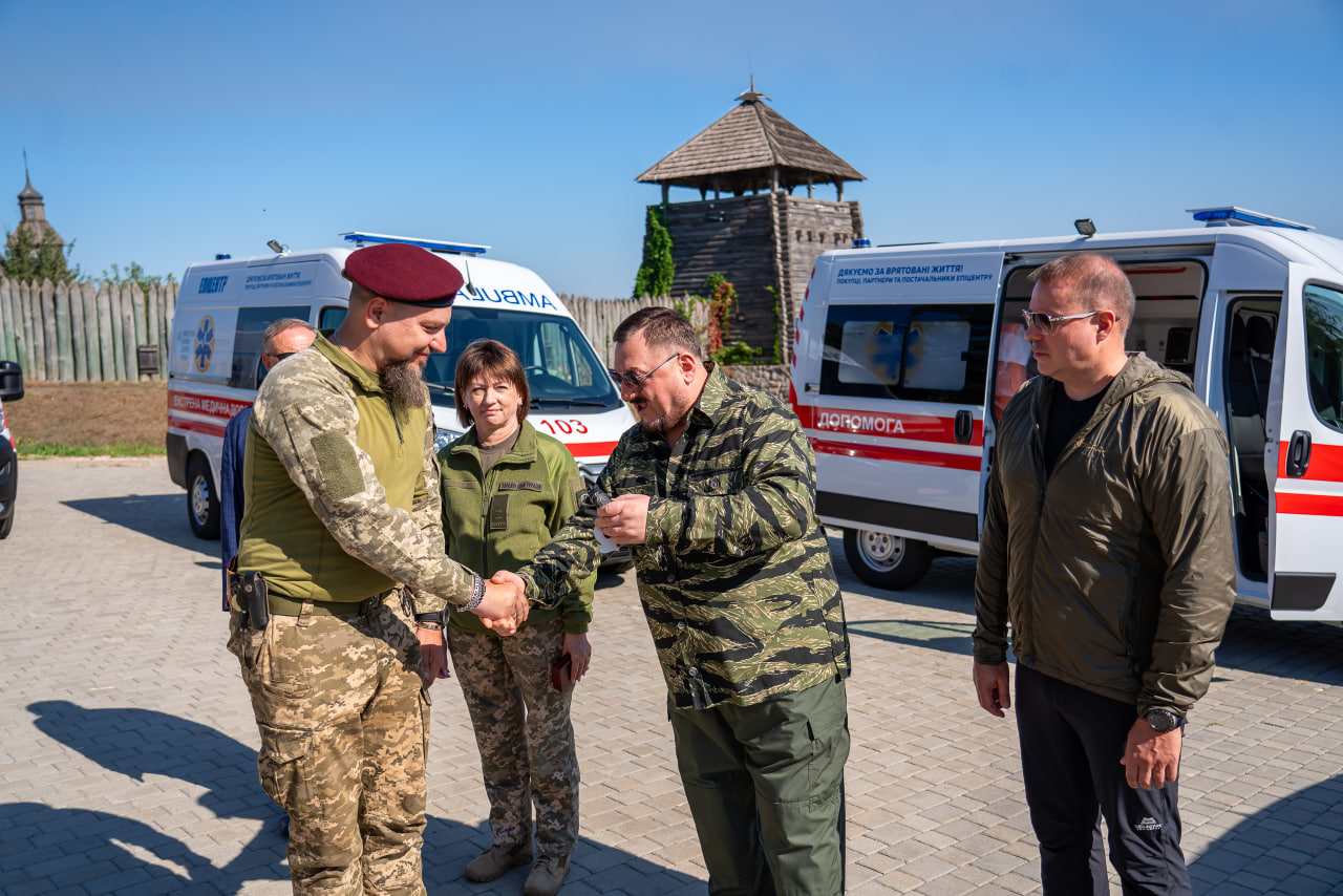 Рятуємо життя: Епіцентр планує до кінця року передати медикам 100 реанімобілів фото 4 3