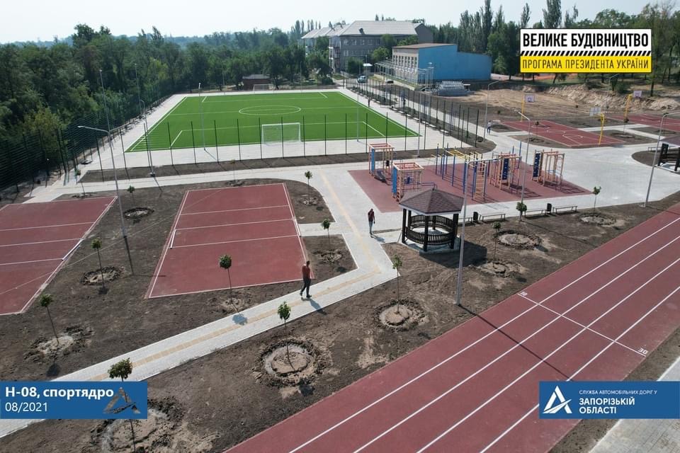 На Хортице завершили строительство современной спортплощадки с футбольным полем. Фото: fb САД
